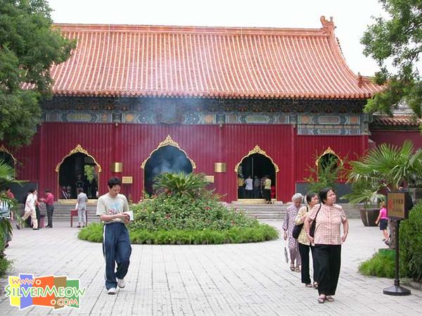 又稱天王殿，因殿內兩旁有四大天王塑像