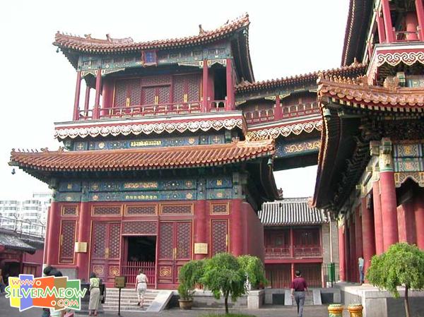 為於萬福閣西側，有飛廊相連