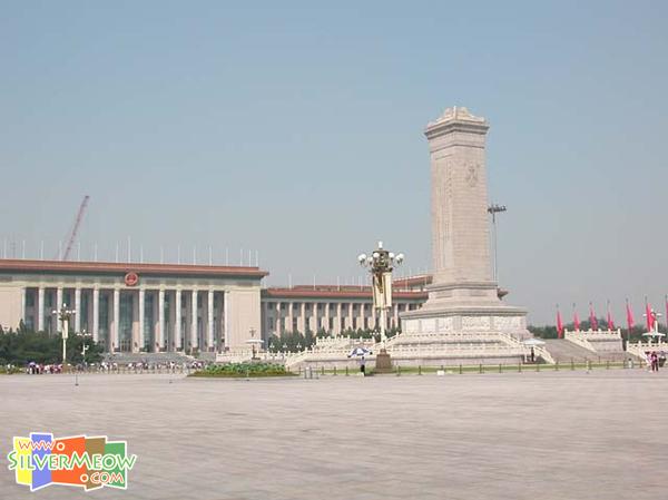 位於廣場正中央，1958 年建成