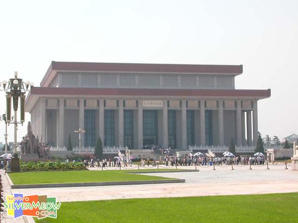 位於广场南侧，安放毛主席遗体，1977 年落成