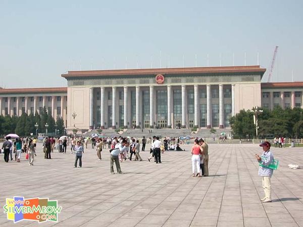 位於廣場西側，1959 年建成