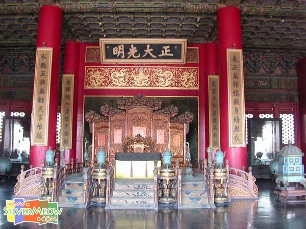 大殿內皇帝的龍座