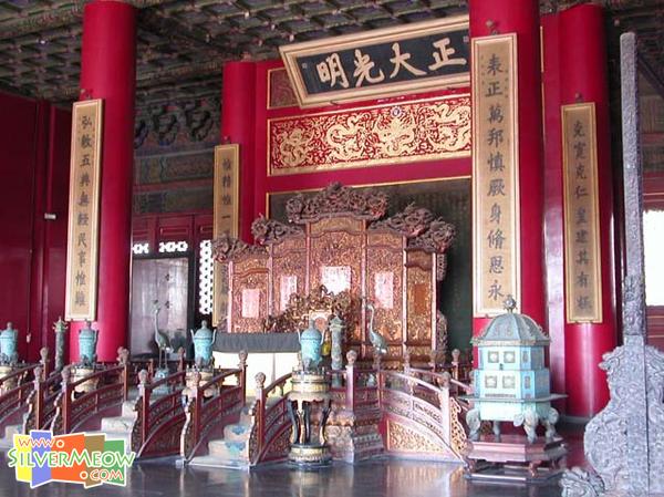大殿內皇帝的龍座