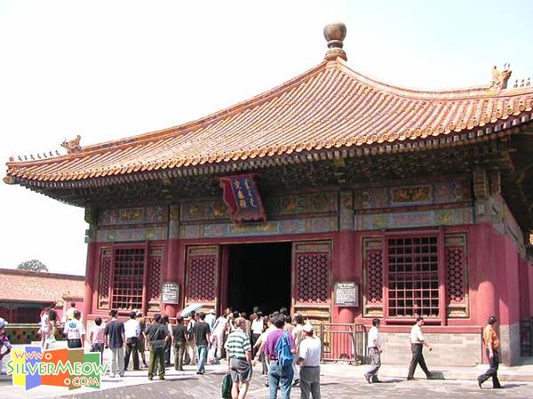 乾清宮北面，皇后在節日接受大巨朝賀的地方