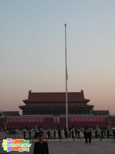 黎明時升國旗儀式