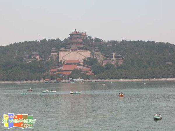 由南湖島遠眺北岸萬壽山