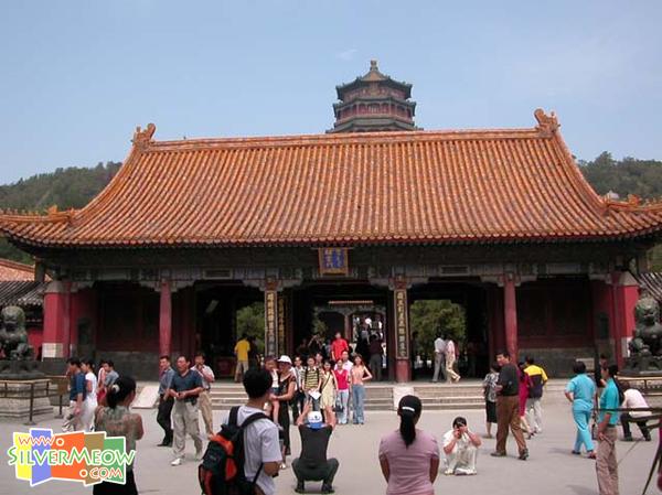 萬壽山排雲殿正門，位於萬壽山前山中部山腳