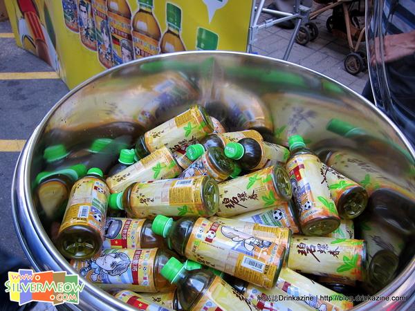 為配合 2010 南非世界盃，Silvermeow.com 為解渴誌設計了一共十二款星級戰將飲品樽身圖案