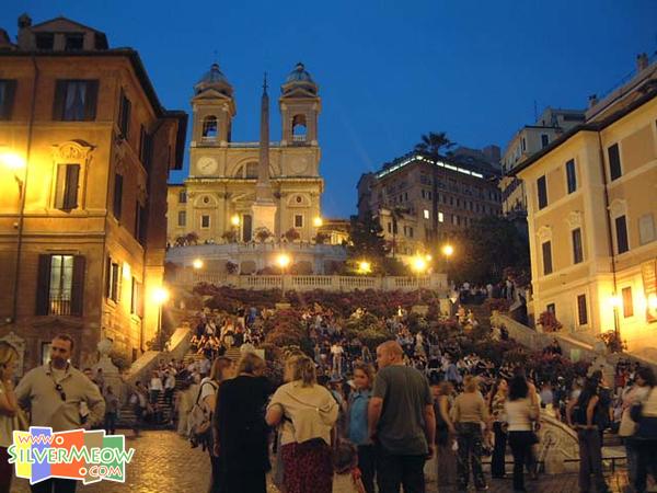 後面為聖三一教堂