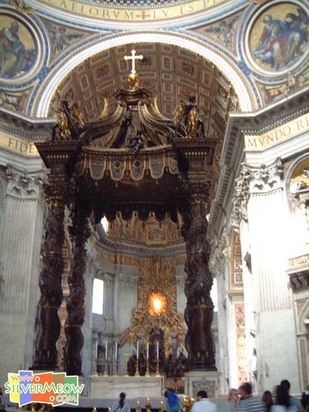 圣体伞主祭坛 Baldacchino, 贝尼尼 Bernini 设计, 17世纪巴洛克式顶篷, 高20公尺