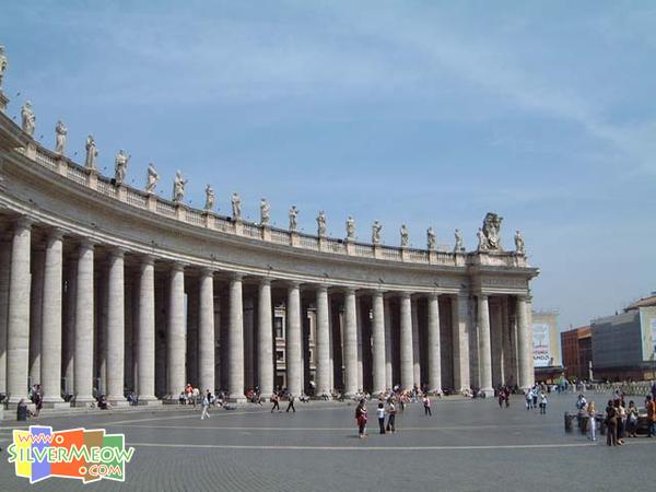 环绕广场之圆柱回廊, 由贝尼尼设计, 共284根柱