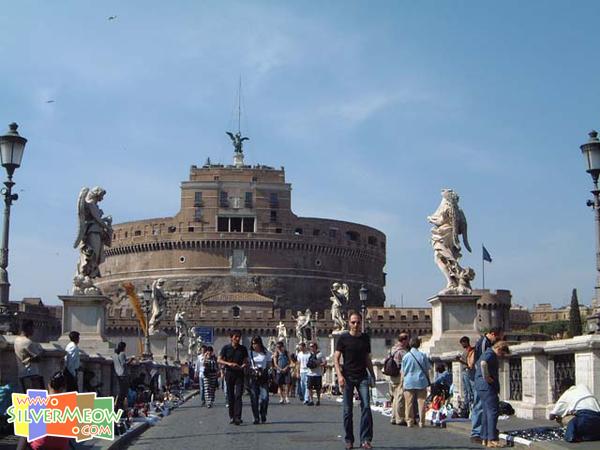 聖天使橋上觀看城堡