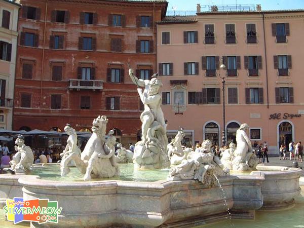 廣場北面海神與章魚格鬥噴水池