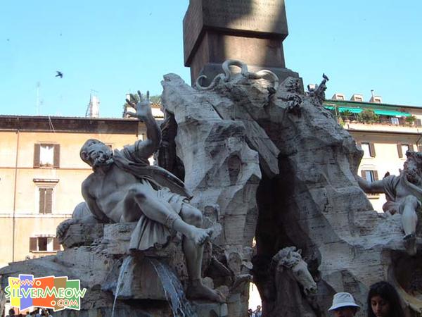 四河噴泉, 貝尼尼設計, 代表尼羅河,恆河,多瑙河及拉布拉河, 中央為埃及方尖碑