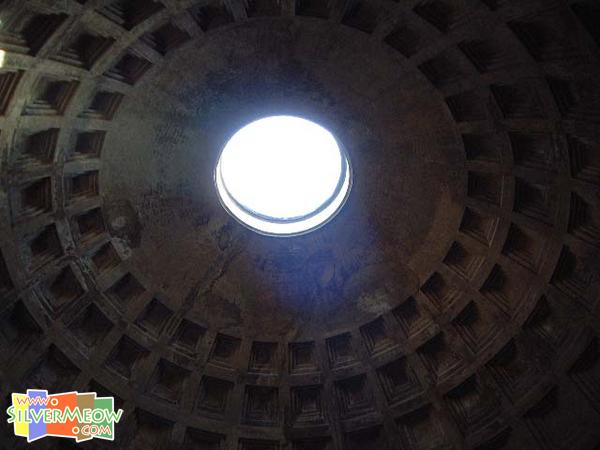 圓頂眼窗洞 Oculus