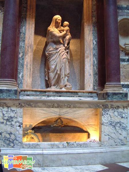 拉斐尔之墓, 上为罗伦泽多 Lorenzetto 所雕之圣母像