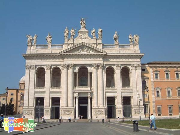 建於公元314年, 教堂頂有耶穌基督與十二門徒像