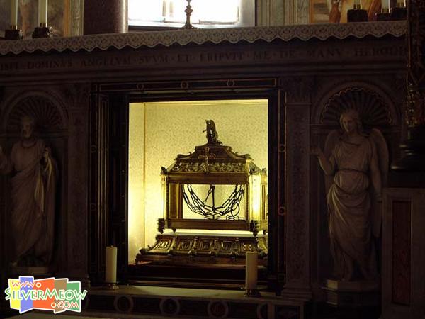 聖彼得之鎖鐐, 展示在主祭壇下方