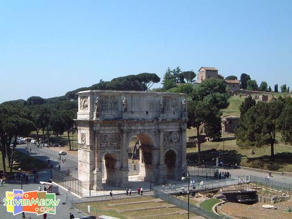 君士坦丁拱门 Arco di Costantino, 位於斗兽场旁, 建於公元351年