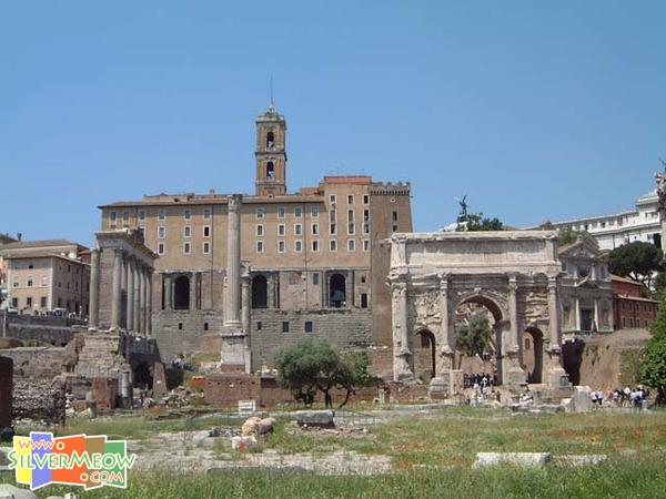 右為塞提米歐.塞維洛拱門, 中間是佛卡圓柱, 左為農神廟遺跡