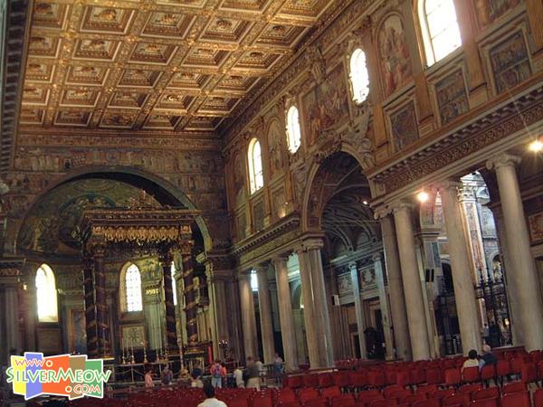 教堂內藻井頂棚, 金頂棚出自桑加洛 Giuliano da Sangallo 之手, 以及聖體傘 Baldacchino, 成於1740年代
