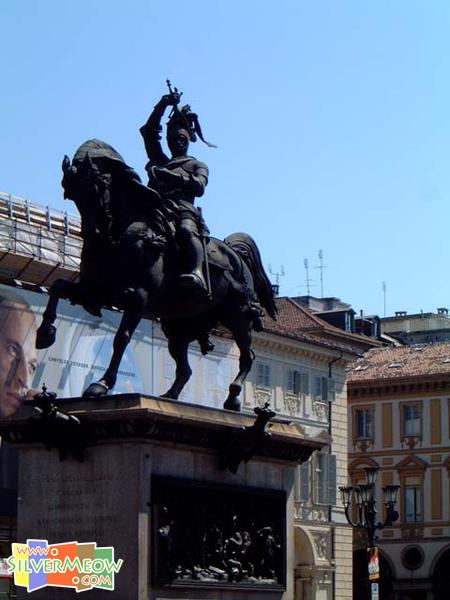 广场中央为艾曼纽.菲利浦像