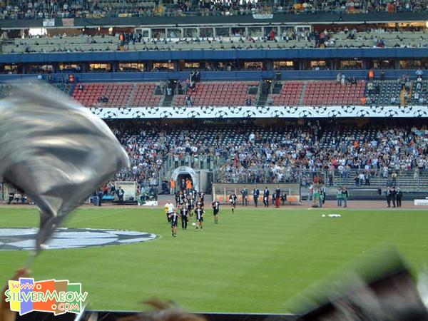 祖云达斯其他球员进埸热身