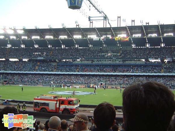 球场内, 消防车准备