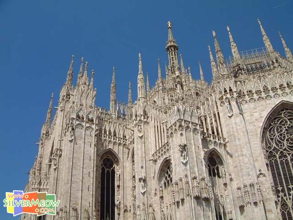 建於1386年, 尖塔135座, 最高达108米, 顶端竖立着黄金圣母像