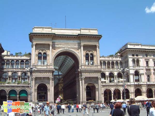 大教堂旁, 拱廊位於广场之入口