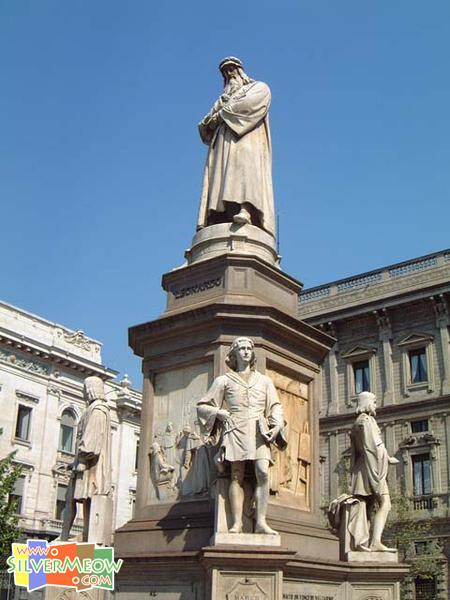 广场上李奥纳多.达文西像 Leonardo da Vinci