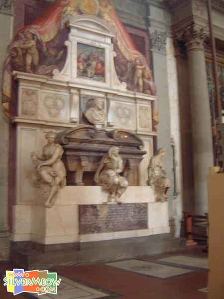 米高安哲奴之墓, 位於教堂内右面