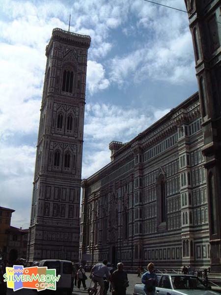 聖母之花大教堂側, 高82公尺, 建於1334年