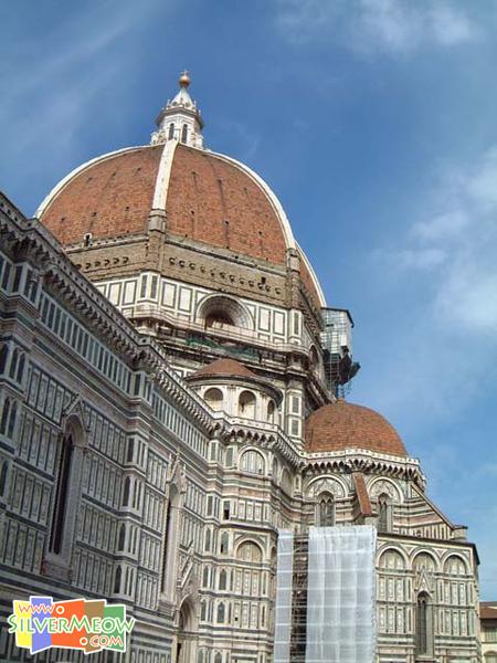 又稱「聖母無原罪之花大教堂」 Santa Maria del Fiore, 建於1471年, 高106米