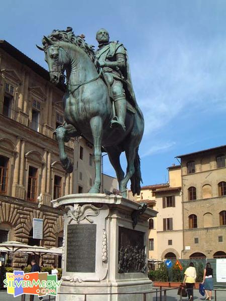 廣場上柯西摩一世雕像 Cosimo I