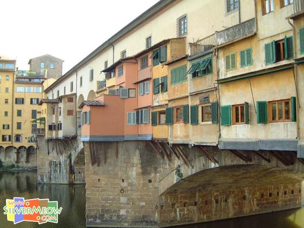 建於1345年, 横跨雅鲁河 Fiume Arno