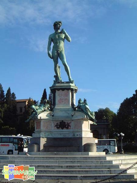 广场上仿大卫像