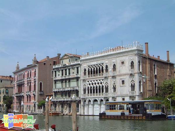 位於利奥多桥以北, 大运河畔