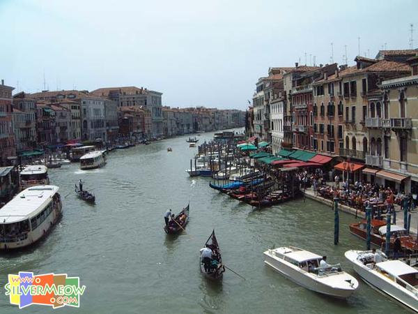 橋上觀看大運河