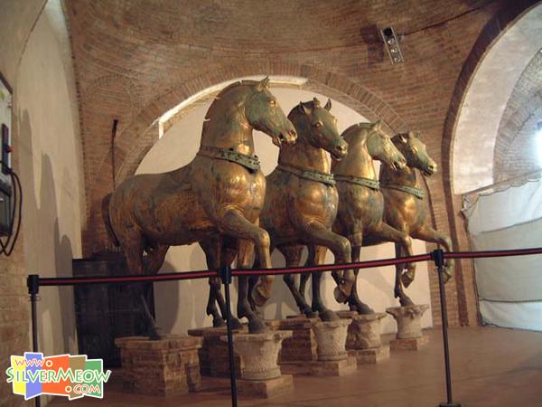 聖馬可駟馬, 收藏於教堂內飾金青銅馬