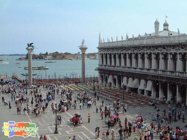 由教堂观看圣马可广场, 圣刁多禄与圣马可圆柱