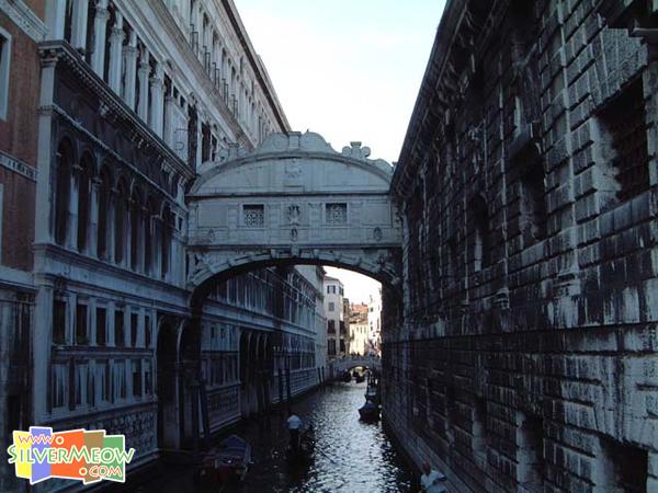 由麦杆桥Ponte della Paglia 眺望叹息桥