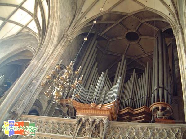 管風琴的柱廊和琴座, 位於教堂入口上方
