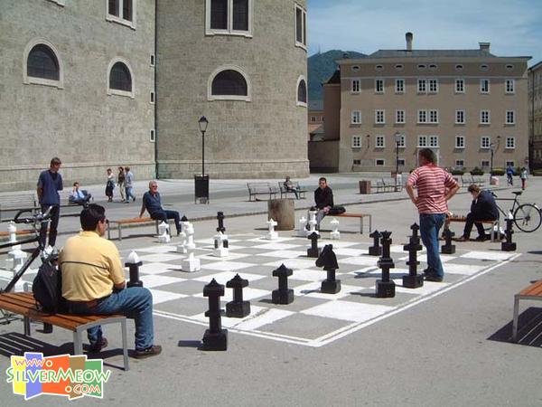 广场上国际象棋棋盘