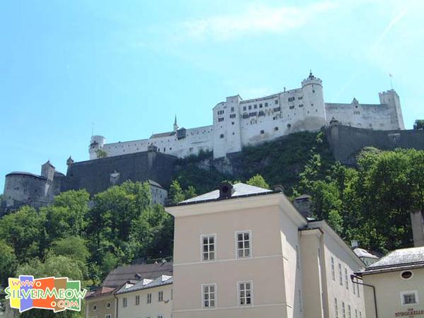 由古城仰望山上之荷恩萨尔斯堡