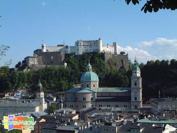 由山岡上遠眺對岸之荷恩薩爾斯堡