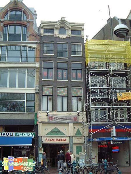 位於火车站旁 Damrak 大道