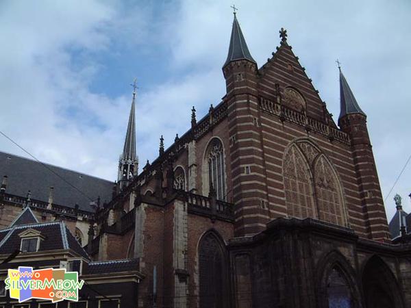 位於水坝广场 Dam 旁, 始建於1408年