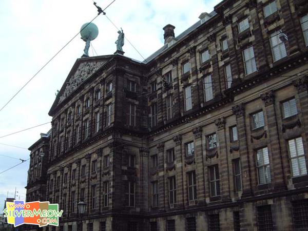 位於 Nieuwezijds Voorburgwal 大道之入口