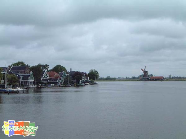 荷蘭 Koog-Zaandijk 風車村桑斯-斯航斯 Zaanse Schans 桑恩河 River Zaan, 對岸風車村風車, 左邊開始為榨油風車, 製漆風車, 加工木料風車及製芥末風車